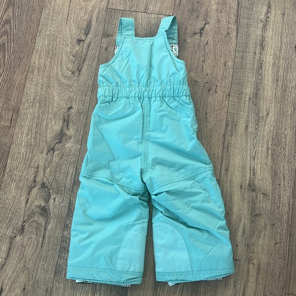 Patagonia toddler snow bib- 2T 
Has a few small stains- see photos for details - Picture 5 of 7